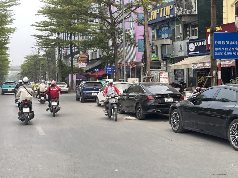 Xe máy ngang nhiên đi ngược chiều, bất chấp gây nguy hiểm cho các phương tiện khác. Đề nghị các cơ quan chức năng cần tiếp tục vào cuộc quyết liệt để việc chấp hành các quy định về an toàn giao thông thực sự đi vào nền nếp.