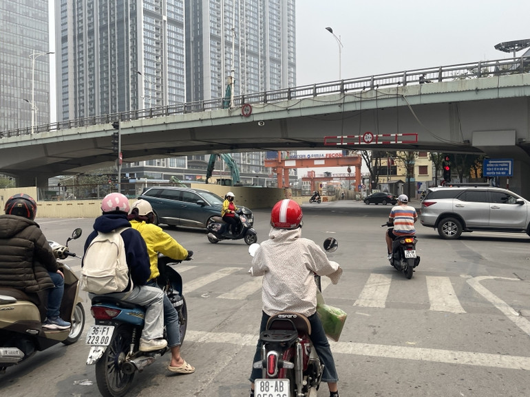 Theo Nghị định 168, với hành vi đi xe máy vượt đèn đỏ, sẽ bị phạt từ 4-6 triệu đồng nhưng vẫn có người cố tình vi phạm.