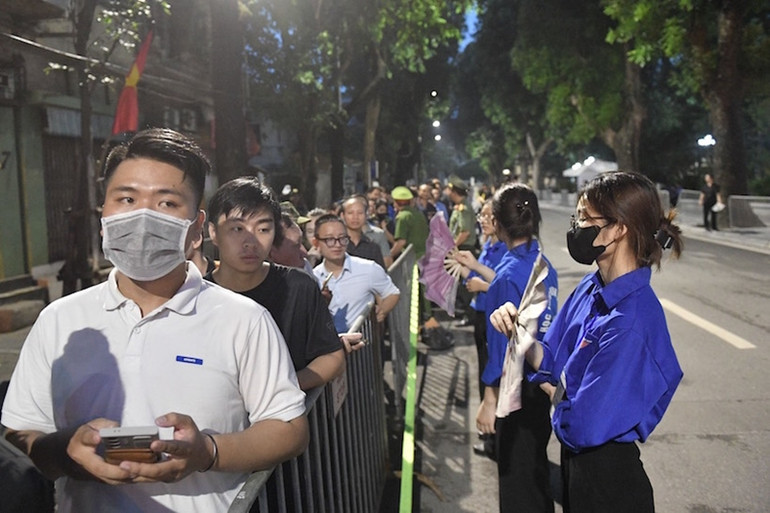 Dù trời rất nóng, vẫn miệt mài quạt mát cho người dân.