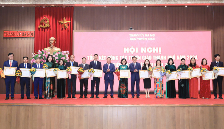 Lãnh đạo Thành ủy Hà Nội tặng bằng khen cho các tập thể có thành tích xuất sắc trong công tác tuyên giáo năm 2024.