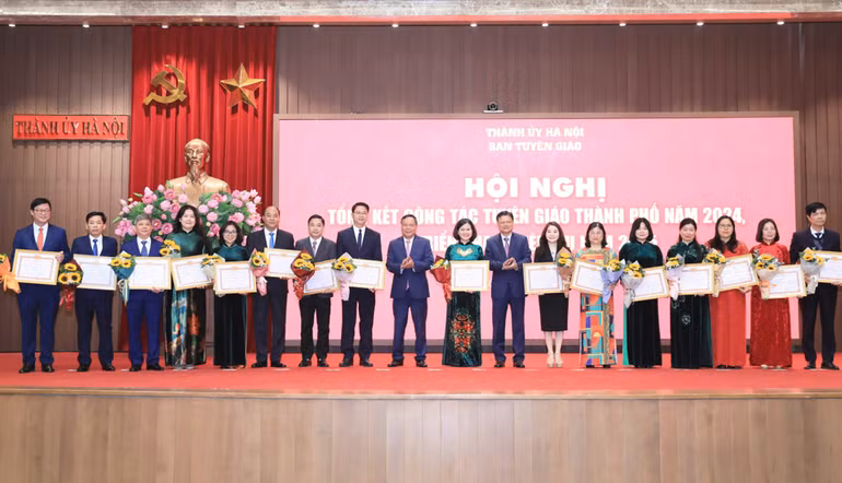 Lãnh đạo Thành ủy Hà Nội tặng bằng khen cho các tập thể có thành tích xuất sắc trong công tác tuyên giáo năm 2024.
