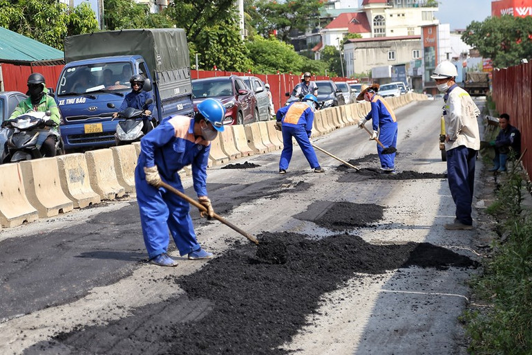 Đơn vị thi công thực hiện vá các vết nứt để bảo đảm an toàn cho các phương tiện lưu thông.