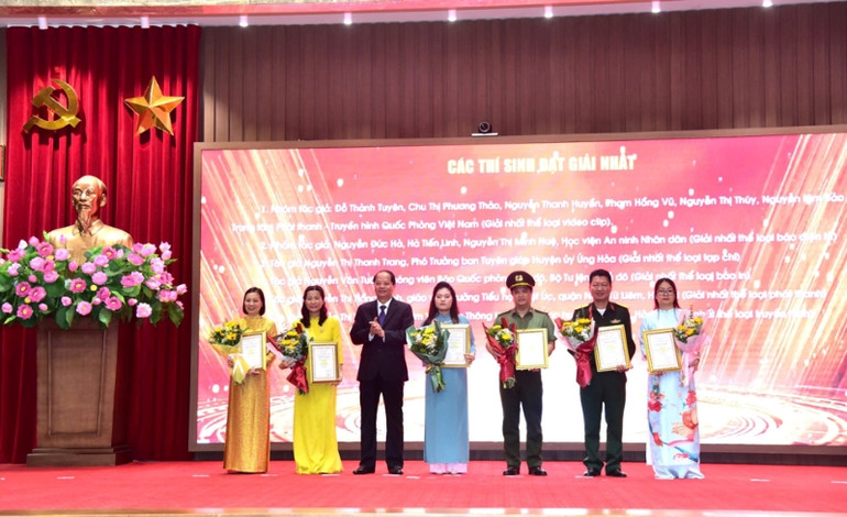 Trưởng ban Tuyên giáo Thành uỷ Hà Nội Nguyễn Doãn Toản trao hoa và Giấy chứng nhận cho 6 tác giả, nhóm tác giả đoạt Giải Nhất. Trưởng ban Tuyên giáo Thành uỷ Hà Nội Nguyễn Doãn Toản trao hoa và Giấy chứng nhận cho 6 tác giả, nhóm tác giả đoạt Giải Nhất.