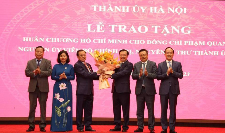 Lãnh đạo thành phố Hà Nội chúc mừng đồng chí Phạm Quang Nghị.