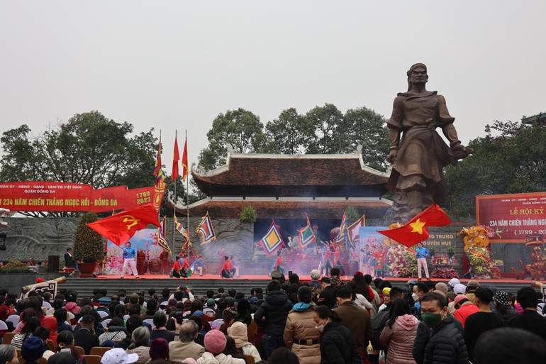 Đông đảo người dân về tham gia lễ hội.