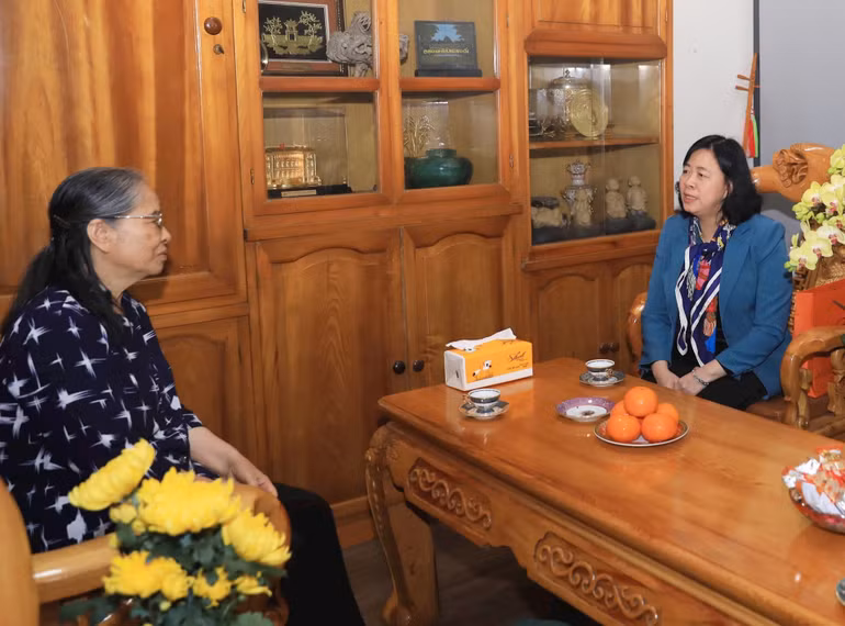 Đồng chí Bùi Thị Minh Hoài trò chuyện với phu nhân Ngô Thị Mận. (Ảnh: Viết Thành)