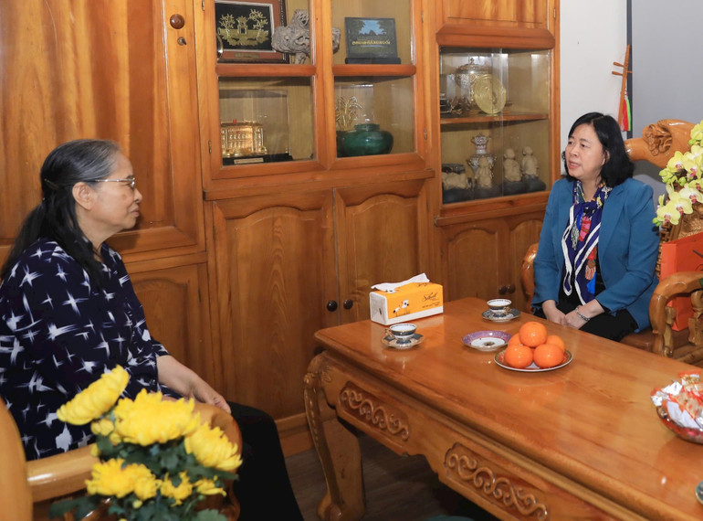 Đồng chí Bùi Thị Minh Hoài trò chuyện với phu nhân Ngô Thị Mận. (Ảnh: Viết Thành)