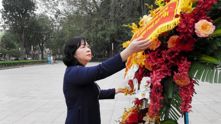 Bí thư Thành ủy Hà Nội dâng hoa tưởng niệm trước tượng đài V.I.Lênin.