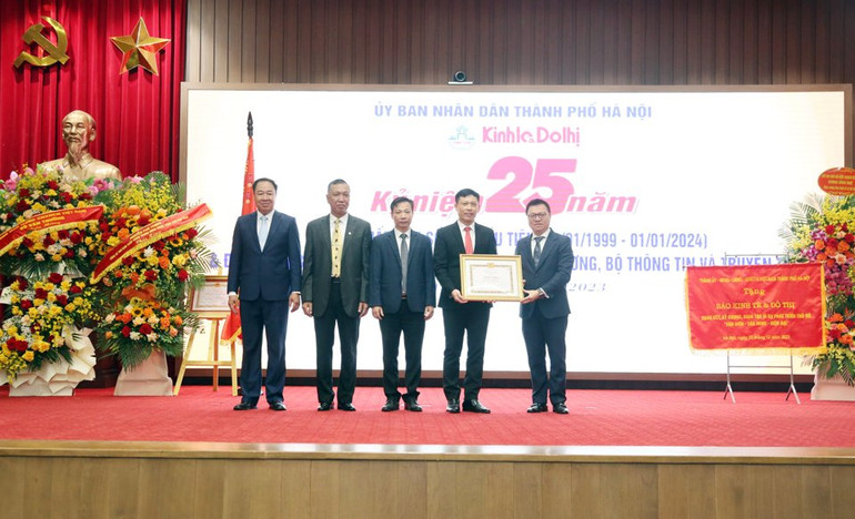 Đồng chí Lê Quốc Minh tặng Bằng khen cho báo Kinh tế & Đô thị.