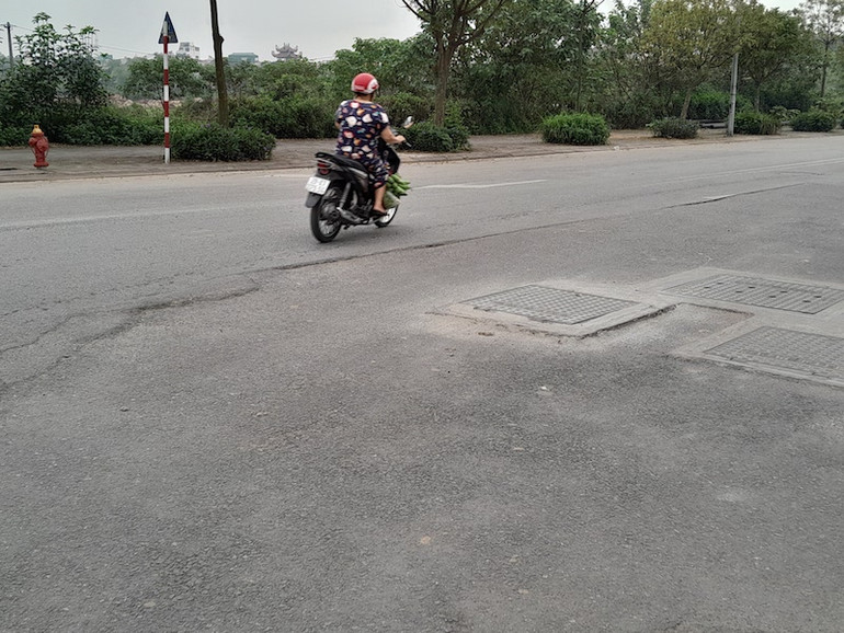 Phố Đặng Vũ Hỷ cũng đang xuống cấp một cách nhanh chóng.