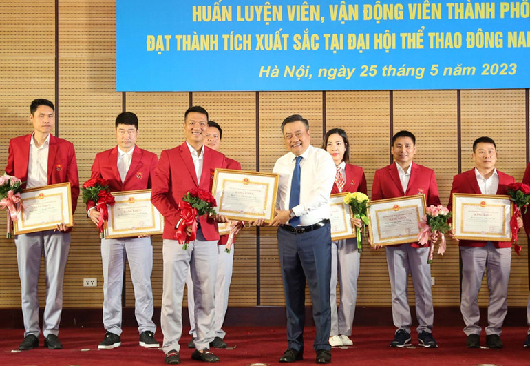 Chủ tịch Ủy ban nhân dân thành phố Hà Nội tặng bằng khen cho các vận động viên có thành tích xuất sắc. Chủ tịch Ủy ban nhân dân thành phố Hà Nội tặng bằng khen cho các vận động viên có thành tích xuất sắc.