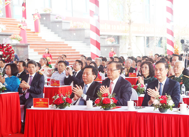 Các đại biểu về dự lễ kỷ niệm