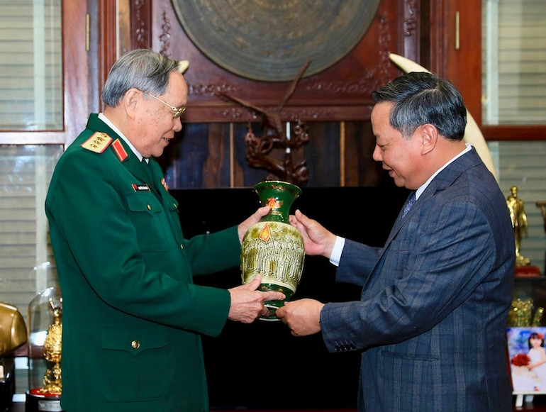 Phó Bí thư Thường trực Thành ủy Nguyễn Văn Phong thăm, tặng quà Thượng tướng Nguyễn Văn Rinh, nguyên Thứ trưởng Quốc phòng, hiện nghỉ hưu tại phường Cầu Diễn, quận Nam Từ Liêm.