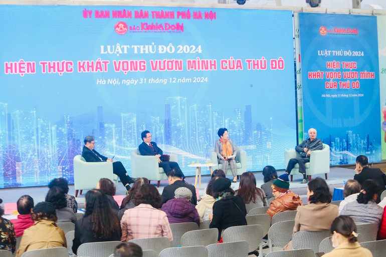 Các diễn giả trao đổi tại Talkshow “Luật Thủ đô 2024: Hiện thực khát vọng vươn mình của Thủ đô” .