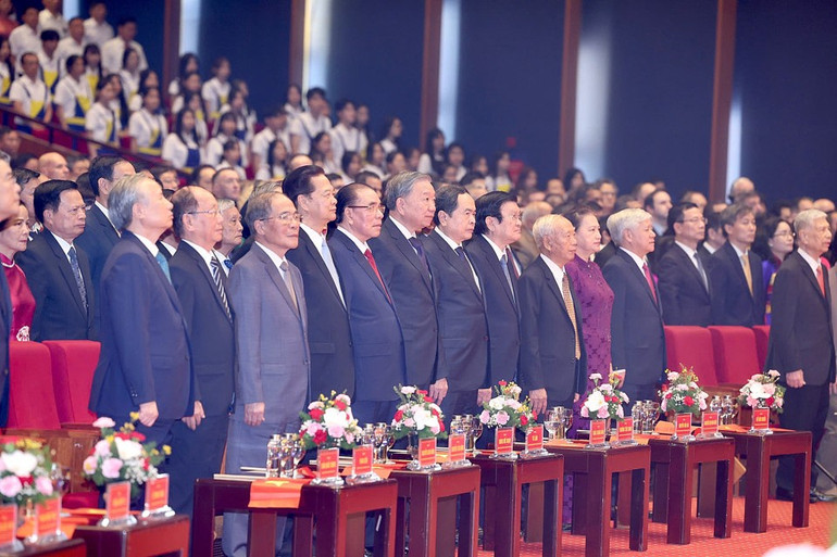 Các đồng chí lãnh đạo, nguyên lãnh đạo Đảng, Nhà nước thực hiện nghi lễ chào cờ. (ẢNH: ĐĂNG KHOA)