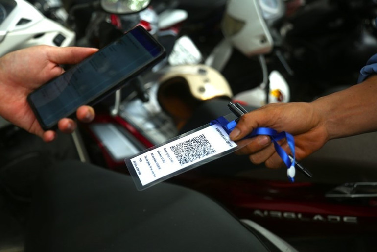 Người dân thanh toán tiền gửi xe qua mã QR. Người dân thanh toán tiền gửi xe qua mã QR.