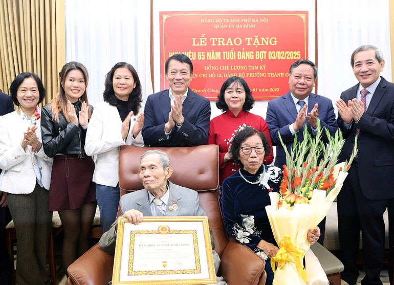 Các đồng chí lãnh đạo thành phố Hà Nội chúc mừng đồng chí Lương Tam Kỳ. Các đồng chí lãnh đạo thành phố Hà Nội chúc mừng đồng chí Lương Tam Kỳ.