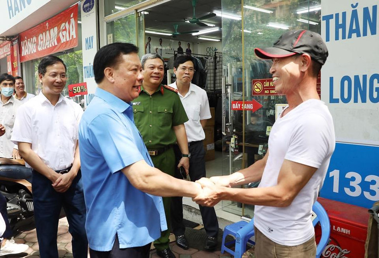 Bí thư Thành ủy Hà Nội Đinh Tiến Dũng trò chuyện với người dân tại phố Kim Đồng, quận Hoàng Mai. Ảnh: Duy Linh Bí thư Thành ủy Hà Nội Đinh Tiến Dũng trò chuyện với người dân tại phố Kim Đồng, quận Hoàng Mai. Ảnh: Duy Linh