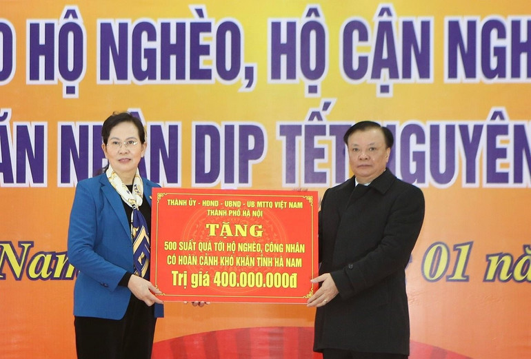 Đồng chí Đinh Tiến Dũng trao tặng quà của thành phố Hà Nội cho người dân có hoàn cảnh khó khăn tại tỉnh Hà Nam.