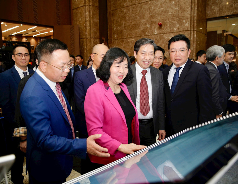 Các đại biểu trải nghiệm ứng dụng chuyển đổi số dùng chung ba cấp trong các cơ quan Đảng, Chính quyền, Đoàn thể thành phố Hà Nội.