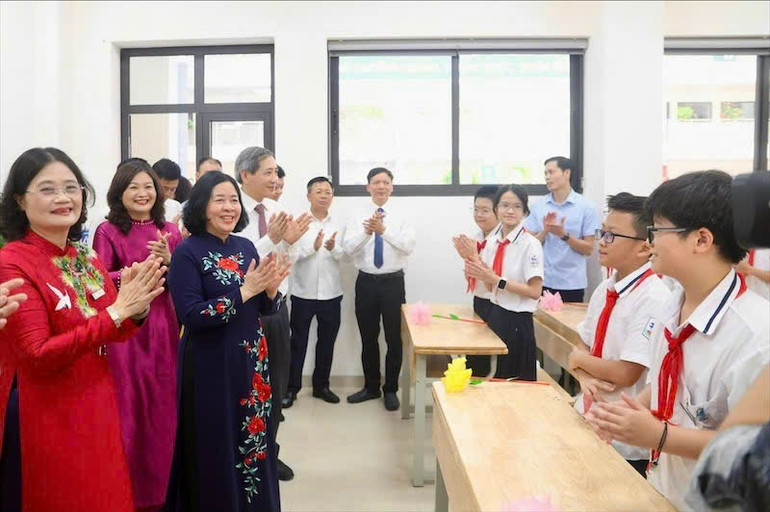 Lãnh đạo thành phố Hà Nội chia vui với các em học sinh bước vào năm học mới.