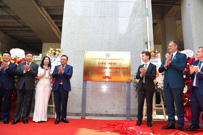 Các đại biểu thực hiện nghi lễ gắn biển công trình kỷ niệm 70 năm Ngày Giải phóng Thủ đô.