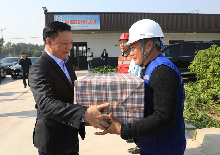 Bí thư Thành ủy Hà Nội tặng quà cho các đơn vị thi công.