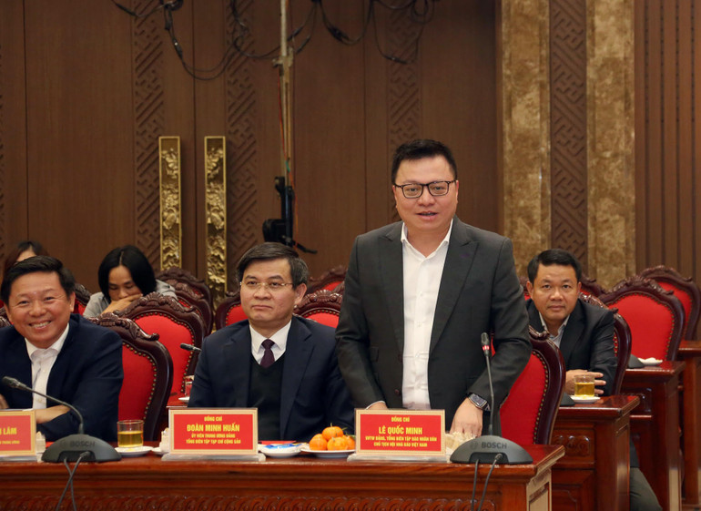 Tổng Biên tập Báo Nhân Dân Lê Quốc Minh phát biểu tại buổi gặp mặt.