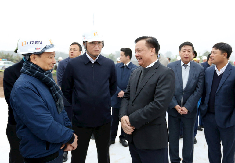 Đồng chí Đinh Tiến Dũng trao đổi với các nhà thầu thi công dự án.