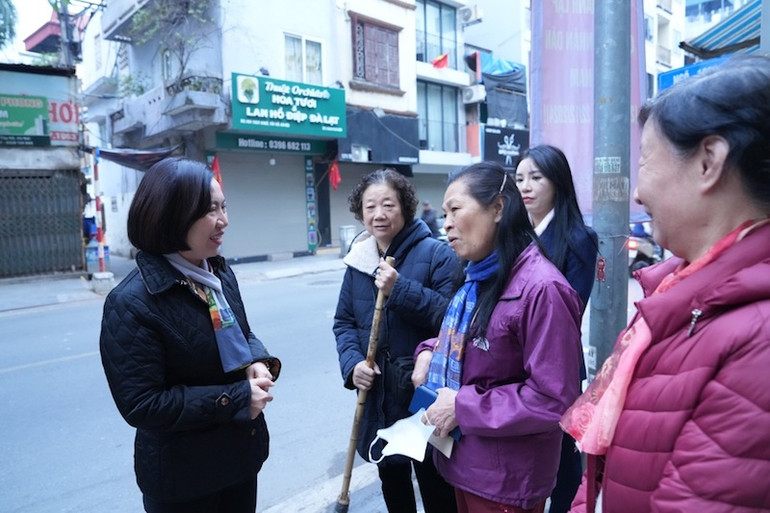 Bí thư Quận ủy Tây Hồ Lê Thị Thu Hằng trao đổi, động viên nhân dân phường Thuỵ Khuê tham gia dọn dẹp vệ sinh môi trường sáng ngày 21/12.