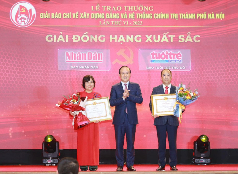 Lãnh đạo thành phố Hà Nội tặng Bằng khen cho Báo Nhân Dân và Báo Tuổi trẻ Thủ đô vì có thành tích xuất sắc trong công tác tuyên truyền về xây dựng Đảng và hệ thống chính trị thành phố Hà Nội năm 2023. Lãnh đạo thành phố Hà Nội tặng Bằng khen cho Báo Nhân Dân và Báo Tuổi trẻ Thủ đô vì có thành tích xuất sắc trong công tác tuyên truyền về xây dựng Đảng và hệ thống chính trị thành phố Hà Nội năm 2023.