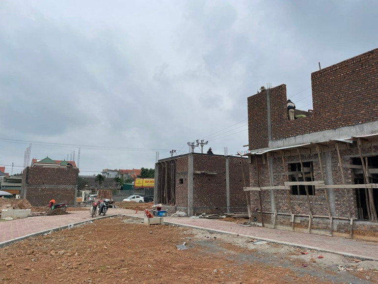 Người dân khẩn trương xây nhà mới tại khu tái định cư xã Hồng Vân, huyện Thường Tín.