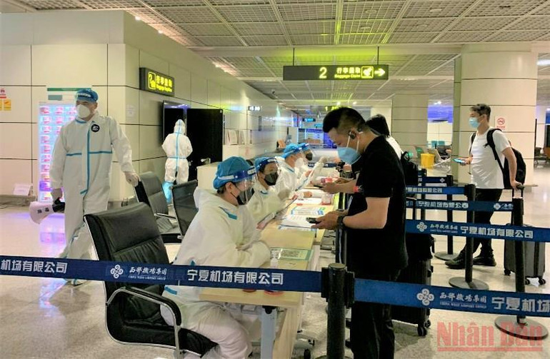 Tại Sân bay Hà Đông ở khu tự trị Ninh Hạ, hành khách được kiểm tra mã sức khỏe và chứng nhận âm tính với Covid-19. (Ảnh: HỮU HƯNG) Ngành du lịch Trung Quốc nỗ lực phục hồi sau đại dịch -0