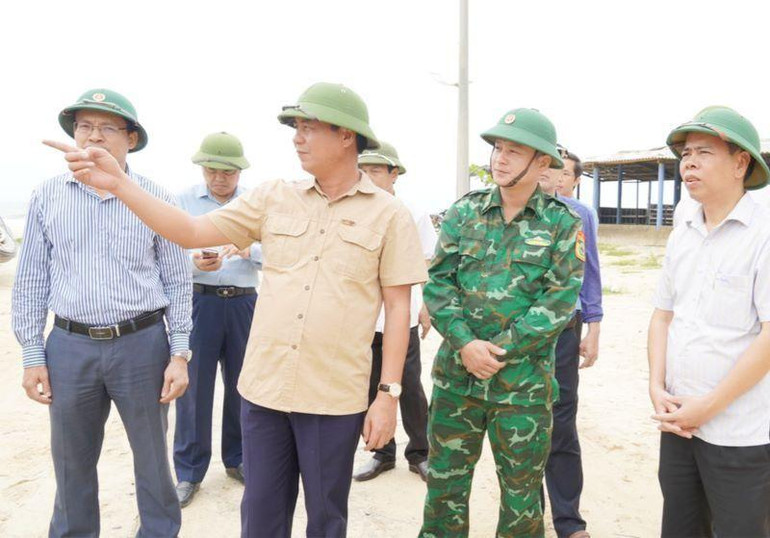 Phó Bí thư Tỉnh ủy, Chủ tịch Ủy ban nhân dân tỉnh Quảng Trị Võ Văn Hưng kiểm tra ứng phó bão số 4 tại huyện Hải Lăng.