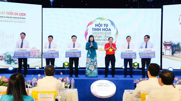 Trao tặng tượng trưng 60 nghìn lá cờ Tổ quốc cho ngư dân các tỉnh. Liên kết phát triển du lịch giữa Hà Nội, Thành phố Hồ Chí Minh và vùng Bắc Trung bộ mở rộng -0