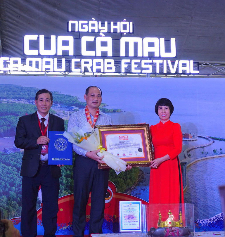 Cà Mau vinh dự đón nhận Bằng kỷ lục châu Á “Lẩu mắm U Minh” tại “Ngày hội Cua Cà Mau lần thứ I năm 2022”.