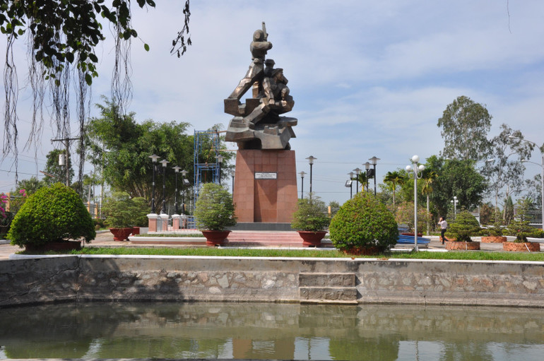 Tượng đài 3 chiến sĩ gang thép tại Khu di tích Ấp Bắc (xã Tân Phú, thị xã Cai Lậy, tỉnh Tiền Giang). Tượng đài 3 chiến sĩ gang thép tại Khu di tích Ấp Bắc (xã Tân Phú, thị xã Cai Lậy, tỉnh Tiền Giang).