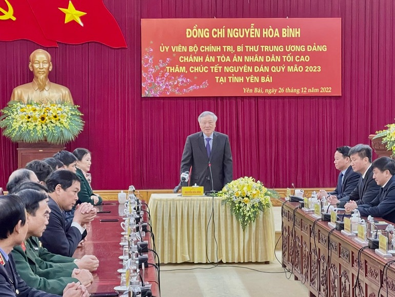 Đồng chí Nguyễn Hòa Bình, chúc Tết đại diện lực lượng vũ trang và khối Nội chính tỉnh Yên Bái.