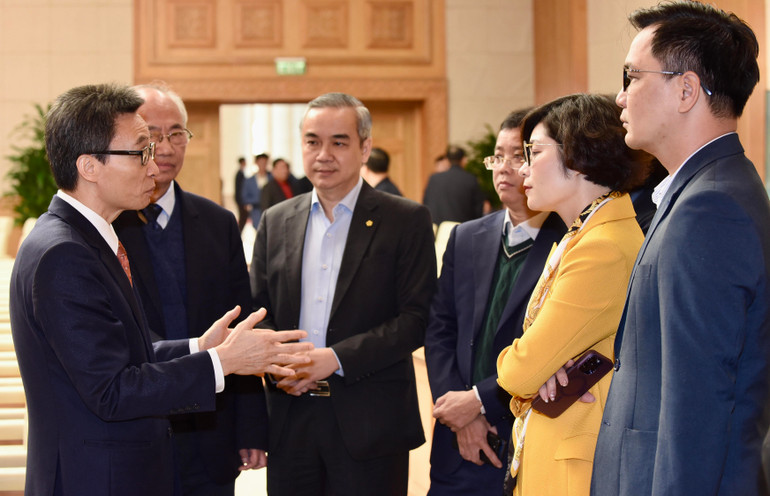 Các đại biểu trao đổi trong giờ nghỉ giải lao. Các đại biểu trao đổi trong giờ nghỉ giải lao.