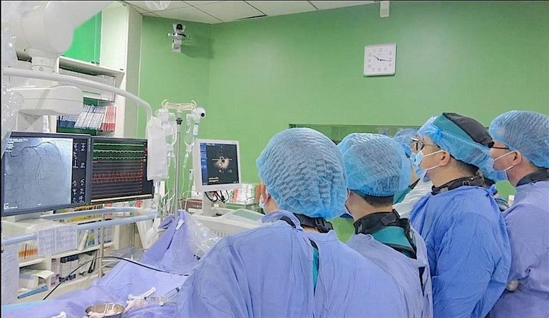 Các bác sĩ Khoa Tim mạch can thiệp Bệnh viện Đà Nẵng thực hiện can thiệp động mạch vành cho bệnh nhân.