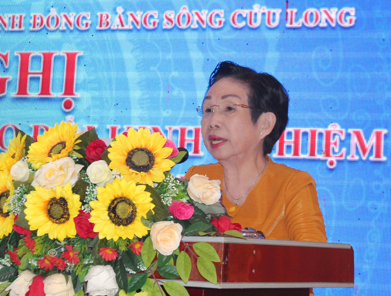 Phó Chủ tịch Hội Khuyến học Việt Nam Trương Thị Hiền phát biểu chỉ đạo tại Hội nghị.