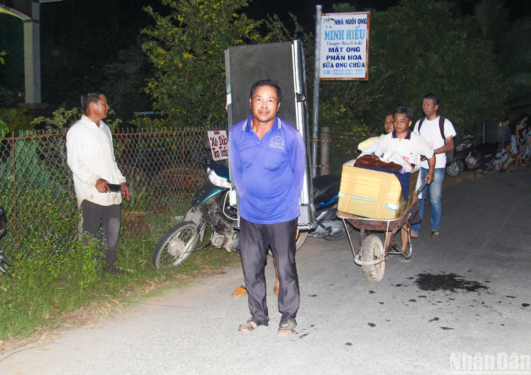 Người dân nơi bị sạt lở di dời tài sản.