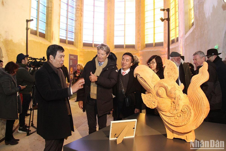 Giám đốc Trung tâm Bảo tồn Di sản Thăng Long-Hà Nội, ông Nguyễn Thanh Quang giới thiệu về đầu rồng trang trí mái cung điện, đất nung, thời Lê sơ, thế kỷ 15-16.