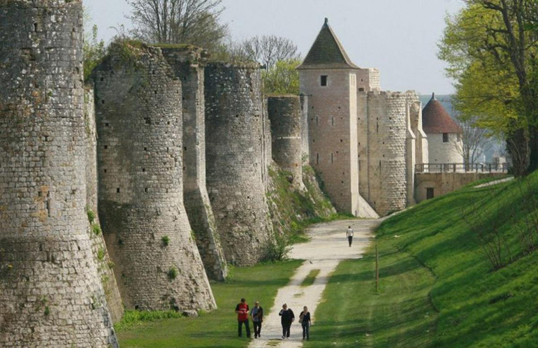 Thành cổ là một di tích thu hút rất đông khách tới Provins, nhất là vào dịp tháng 6 có lễ hội tái hiện không khí thời trung cổ. (Ảnh: Provins.net)