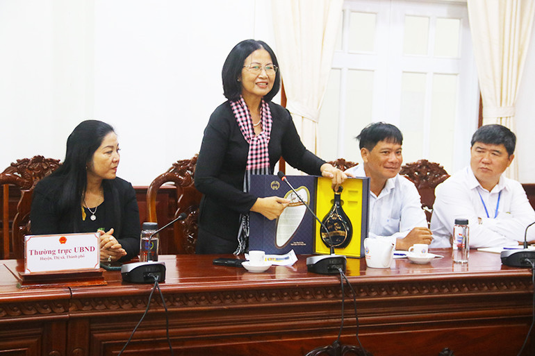 Chủ thể giới thiệu sản phẩm của mình tại Hội nghị.