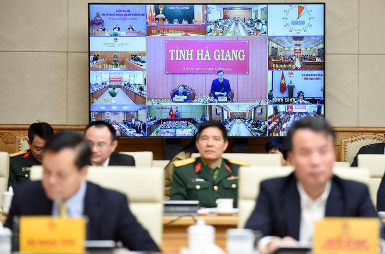 Đại diện lãnh đạo tỉnh Hà Giang phát biểu qua cầu truyền hình. Đại diện lãnh đạo tỉnh Hà Giang phát biểu qua cầu truyền hình.