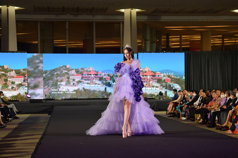 Mẫu váy của nhà thiết kế Ruby Trần.