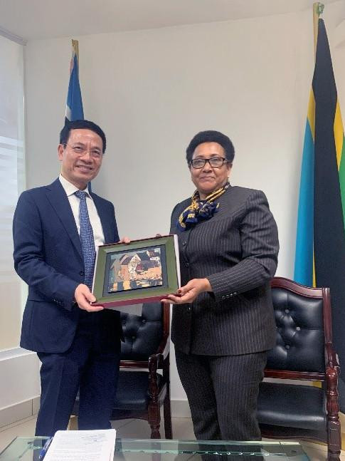 Bộ trưởng Nguyễn Mạnh Hùng và Bộ trưởng Ngoại giao Tanzania Stergomena Lawrence. Bộ trưởng Nguyễn Mạnh Hùng và Bộ trưởng Ngoại giao Tanzania Stergomena Lawrence.