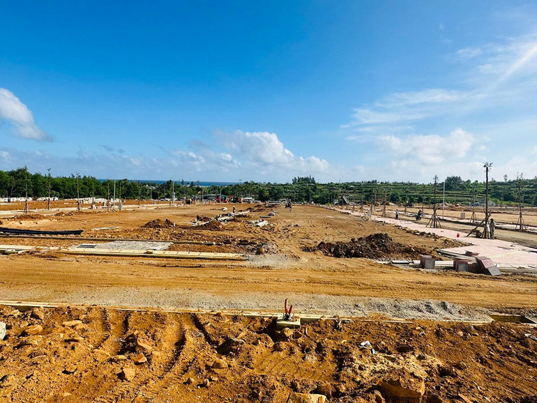 Khu tái định cư Vạn Tường đang khẩn trương hoàn thiện vỉa hè, đường giao thông hoàn tất công trình. Hơn 150 hộ dân đã được giao đất, làm nhà tại khu dân cư mới này.