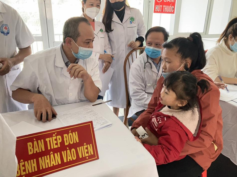 Bác sĩ Bệnh viện Răng Hàm Mặt Trung ương khám sàng lọc cho trẻ dị tật vùng mặt.